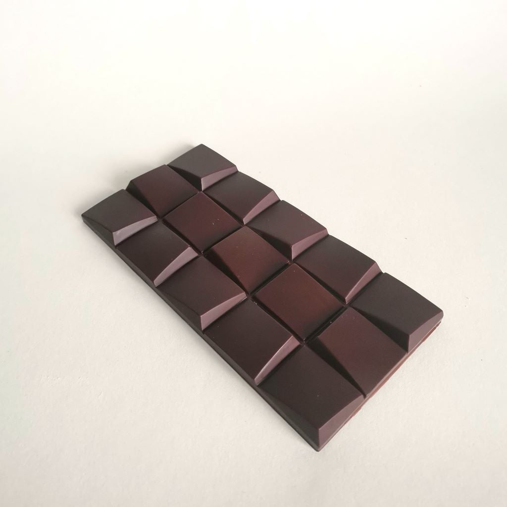 Tablette Chocolat noir pur origine Ghana au goût franc et gourmand à notes de châtaigne. Charloux chocolaterie